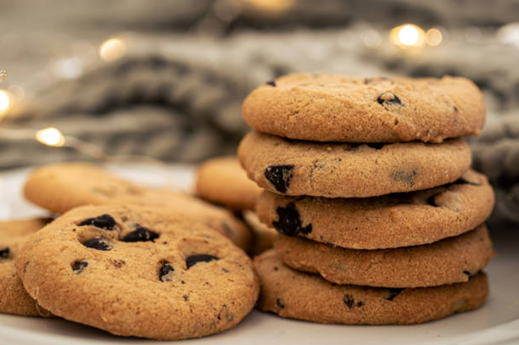 Hot chocolate with a warm chocolate chip cookie is an ideal idea to enjoy cold days. 